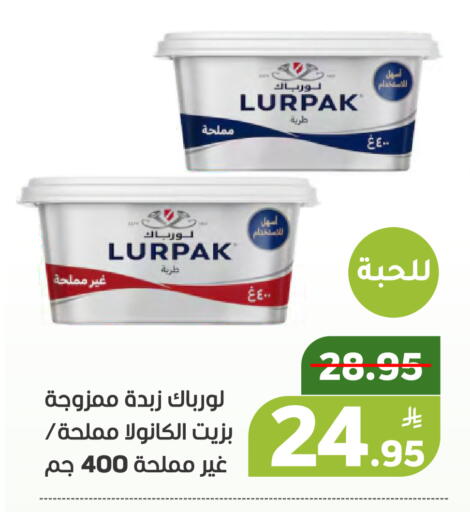 Apple available at Green Apple Market in KSA, Saudi Arabia, Saudi - Al Hasa