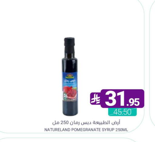 Pomegranate available at Muntazah Markets in KSA, Saudi Arabia, Saudi - Qatif