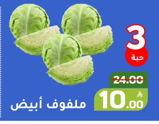 Apple available at Green Apple Market in KSA, Saudi Arabia, Saudi - Al Hasa