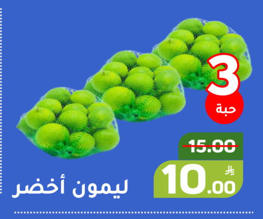 Apple available at Green Apple Market in KSA, Saudi Arabia, Saudi - Al Hasa