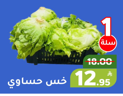 Apple available at Green Apple Market in KSA, Saudi Arabia, Saudi - Al Hasa