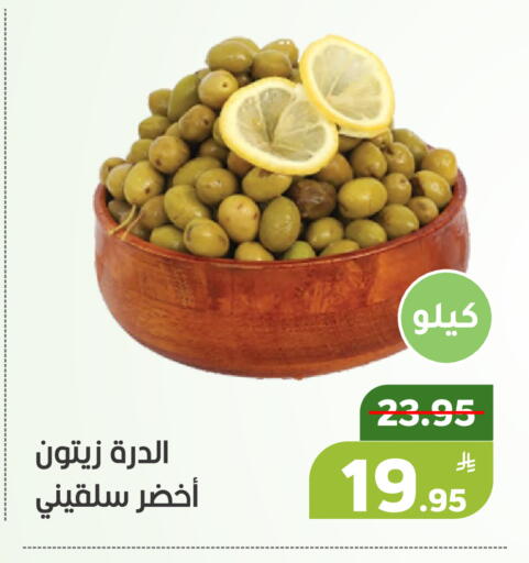 Apple available at Green Apple Market in KSA, Saudi Arabia, Saudi - Al Hasa