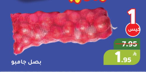 Apple available at Green Apple Market in KSA, Saudi Arabia, Saudi - Al Hasa