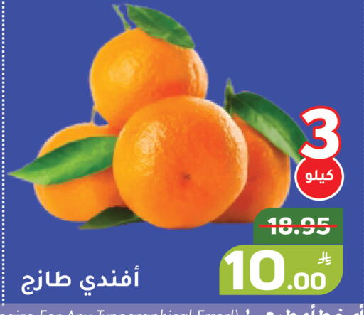 Apple available at Green Apple Market in KSA, Saudi Arabia, Saudi - Al Hasa