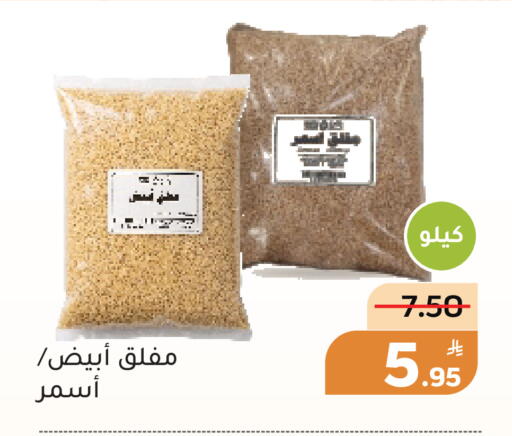 Apple available at Green Apple Market in KSA, Saudi Arabia, Saudi - Al Hasa