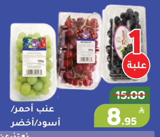 Apple available at Green Apple Market in KSA, Saudi Arabia, Saudi - Al Hasa