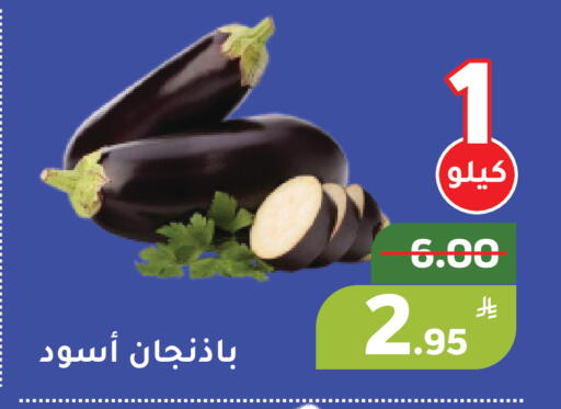 Apple available at Green Apple Market in KSA, Saudi Arabia, Saudi - Al Hasa