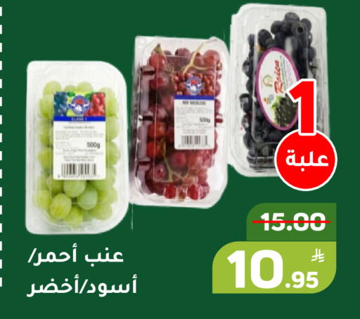 Apple available at Green Apple Market in KSA, Saudi Arabia, Saudi - Al Hasa