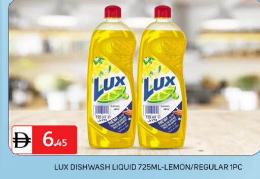 Lemon available at سوق طلال in الإمارات العربية المتحدة , الامارات - أبو ظبي