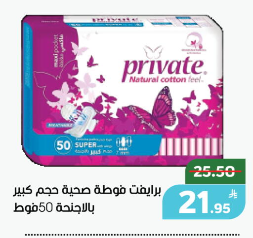 Apple available at Green Apple Market in KSA, Saudi Arabia, Saudi - Al Hasa