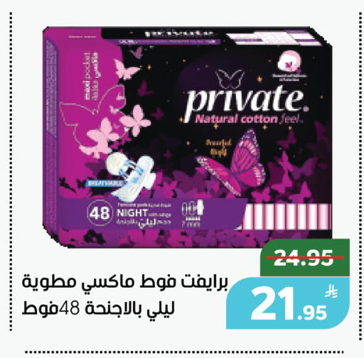 Apple available at Green Apple Market in KSA, Saudi Arabia, Saudi - Al Hasa