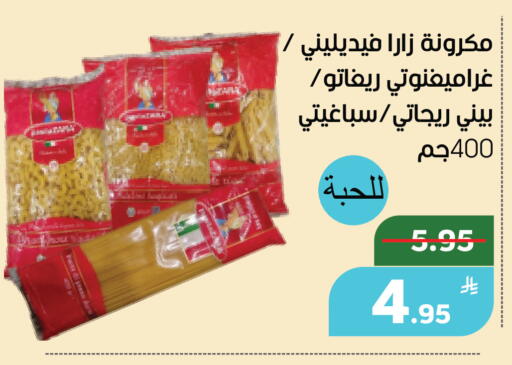 Apple available at Green Apple Market in KSA, Saudi Arabia, Saudi - Al Hasa