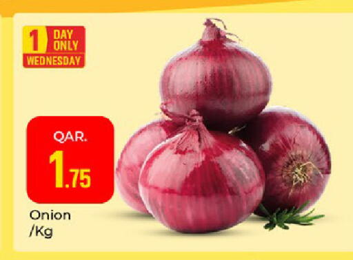 Onion available at باريس هايبرماركت in قطر - الدوحة