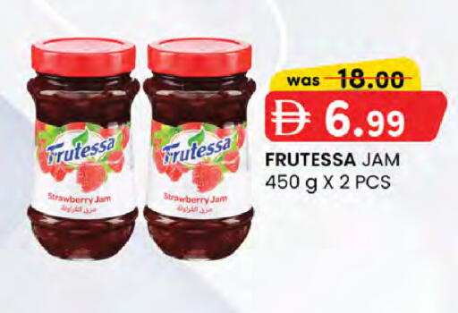Strawberry available at ك. إم. هايبرماركت in الإمارات العربية المتحدة , الامارات - الشارقة / عجمان