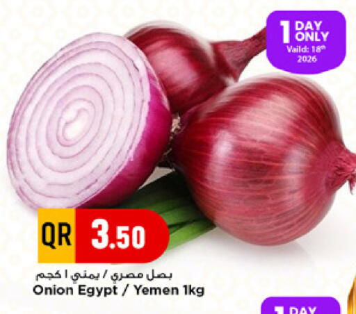 Onion from Egypt Yemen available at مرزا هايبرماركت in قطر - الضعاين