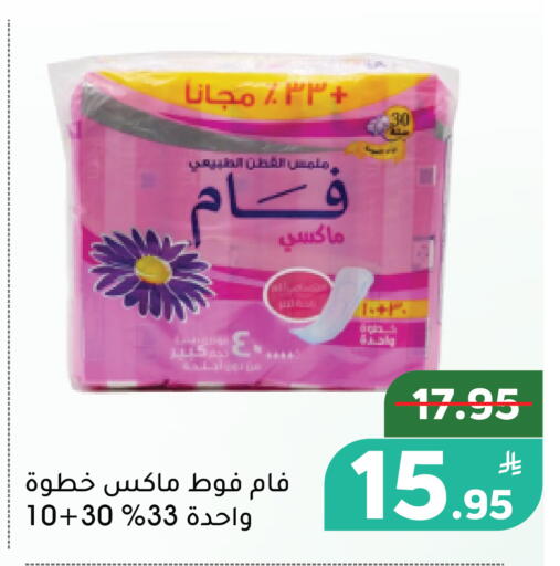 Apple available at Green Apple Market in KSA, Saudi Arabia, Saudi - Al Hasa
