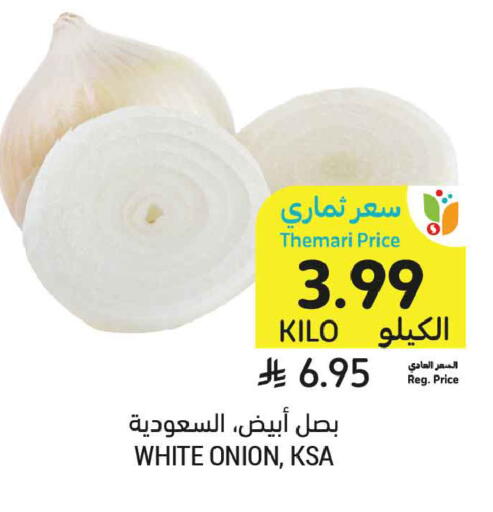 Onion available at Tamimi Market in KSA, Saudi Arabia, Saudi - Dammam