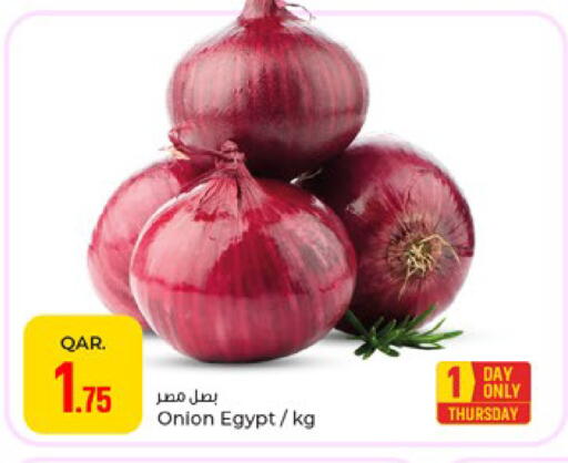 Onion from Egypt available at باريس هايبرماركت in قطر - الدوحة