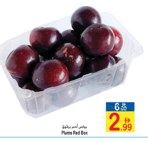 Plums available at سن اند ساند هايبر ماركت ذ.م.م in الإمارات العربية المتحدة , الامارات - رَأْس ٱلْخَيْمَة