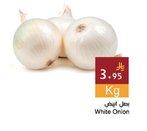 Onion available at Hala Markets in KSA, Saudi Arabia, Saudi - Dammam
