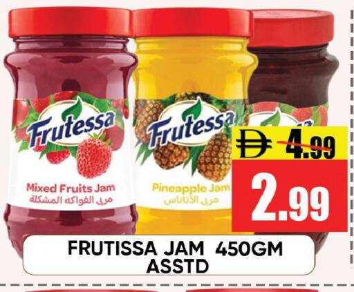 Pineapple available at ليبتس هايبرماركت in الإمارات العربية المتحدة , الامارات - رَأْس ٱلْخَيْمَة