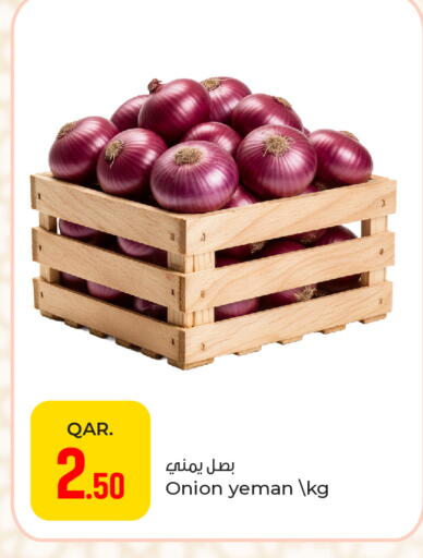 Onion available at باريس هايبرماركت in قطر - الدوحة