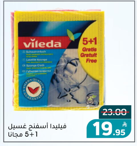 Apple available at Green Apple Market in KSA, Saudi Arabia, Saudi - Al Hasa