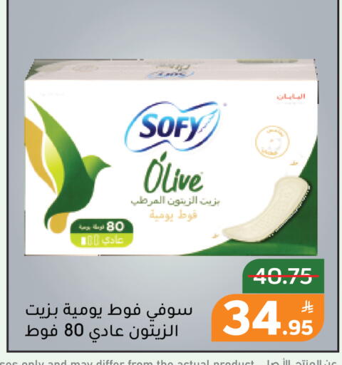 Apple available at Green Apple Market in KSA, Saudi Arabia, Saudi - Al Hasa