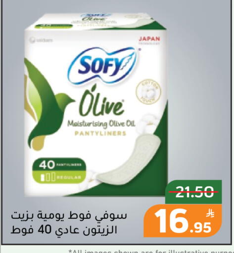 Apple available at Green Apple Market in KSA, Saudi Arabia, Saudi - Al Hasa