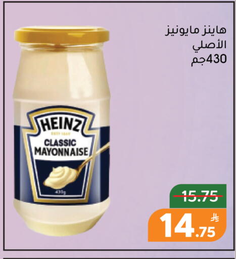 Apple available at Green Apple Market in KSA, Saudi Arabia, Saudi - Al Hasa
