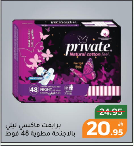 Apple available at Green Apple Market in KSA, Saudi Arabia, Saudi - Al Hasa