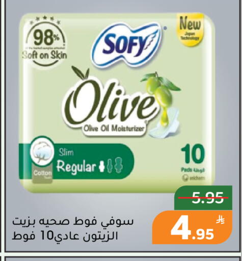 Apple available at Green Apple Market in KSA, Saudi Arabia, Saudi - Al Hasa