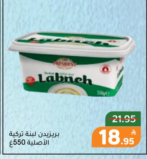 Apple available at Green Apple Market in KSA, Saudi Arabia, Saudi - Al Hasa