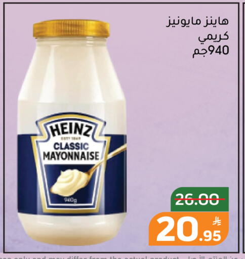 Apple available at Green Apple Market in KSA, Saudi Arabia, Saudi - Al Hasa
