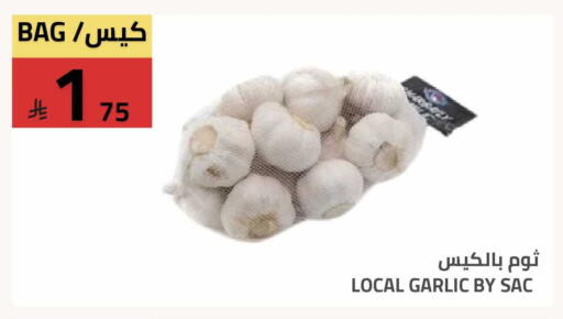 Garlic available at Astra Markets in KSA, Saudi Arabia, Saudi - Tabuk