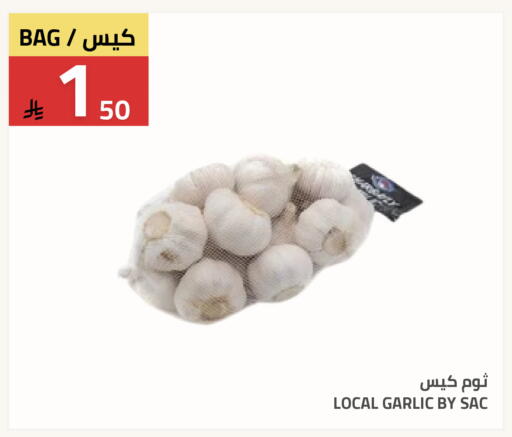 Garlic available at Astra Markets in KSA, Saudi Arabia, Saudi - Tabuk