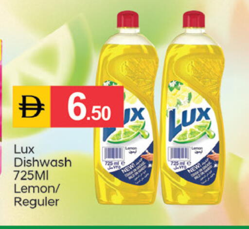 Lemon available at سوق طلال in الإمارات العربية المتحدة , الامارات - الشارقة / عجمان