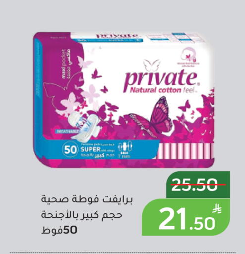 Apple available at Green Apple Market in KSA, Saudi Arabia, Saudi - Al Hasa