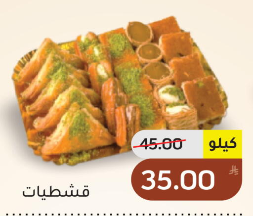 Apple available at Green Apple Market in KSA, Saudi Arabia, Saudi - Al Hasa