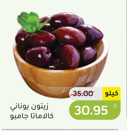 Apple available at Green Apple Market in KSA, Saudi Arabia, Saudi - Al Hasa