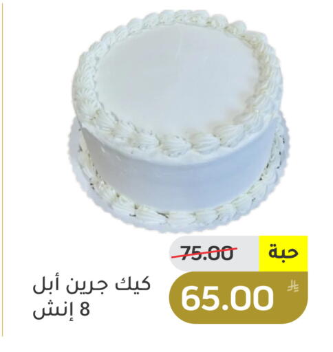 Apple available at Green Apple Market in KSA, Saudi Arabia, Saudi - Al Hasa
