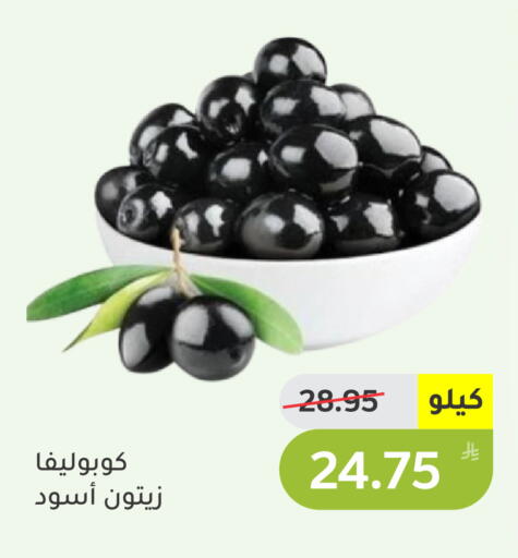 Apple available at Green Apple Market in KSA, Saudi Arabia, Saudi - Al Hasa