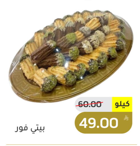 Apple available at Green Apple Market in KSA, Saudi Arabia, Saudi - Al Hasa