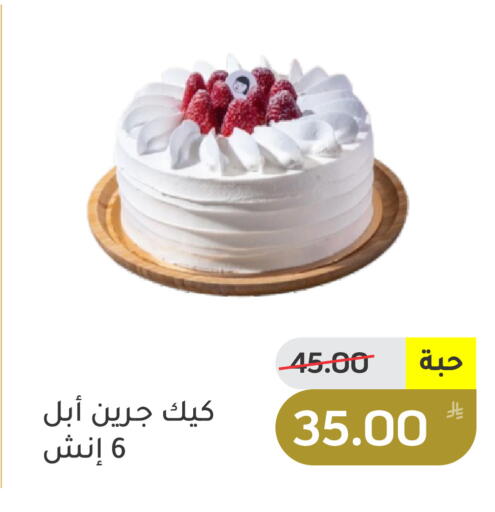 Apple available at Green Apple Market in KSA, Saudi Arabia, Saudi - Al Hasa