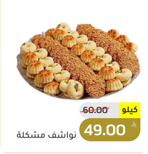 Apple available at Green Apple Market in KSA, Saudi Arabia, Saudi - Al Hasa