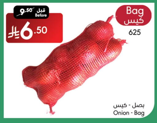 Onion available at Manuel Market in KSA, Saudi Arabia, Saudi - Jeddah