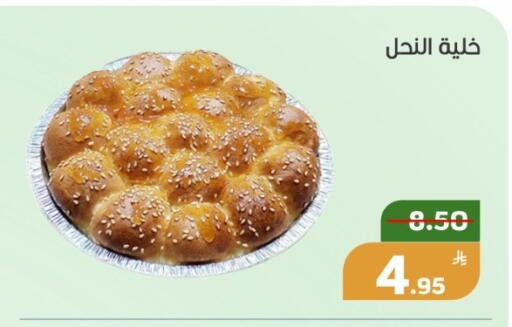 Apple available at Green Apple Market in KSA, Saudi Arabia, Saudi - Al Hasa