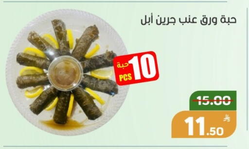 Apple available at Green Apple Market in KSA, Saudi Arabia, Saudi - Al Hasa